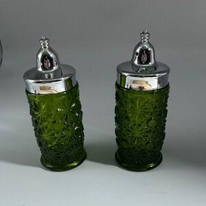 ?L.E.Smith? Daisy & Bows Green Glass Shakers with Silver Tops